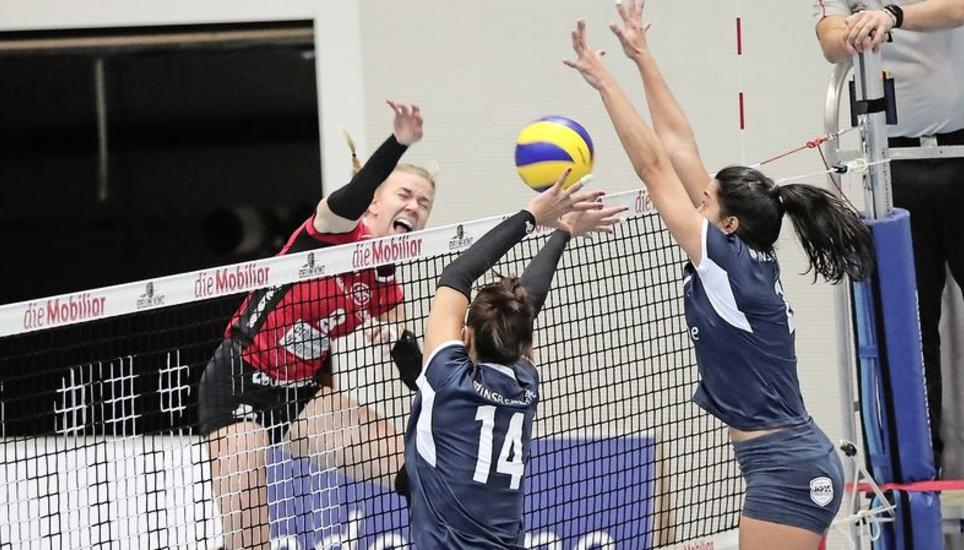 Die Kanti-Angreiferin Angela Lowak beim 3:1-Sieg gegen den Köniz-Block. Bild: W. Schläpfer