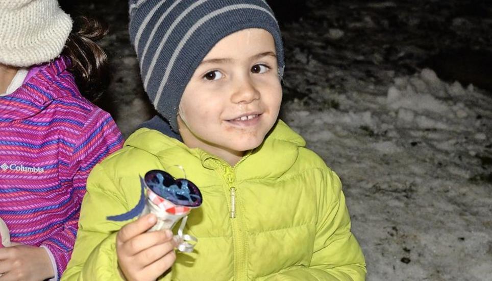 Der vierjährige Silas präsentiert sein selbst gemachtes Kräutersalz. Am Weihnachtsmarkt im Kindergarten Gruben gab es Schönes, Nützliches und Leckeres. Bild: Kay Fehr