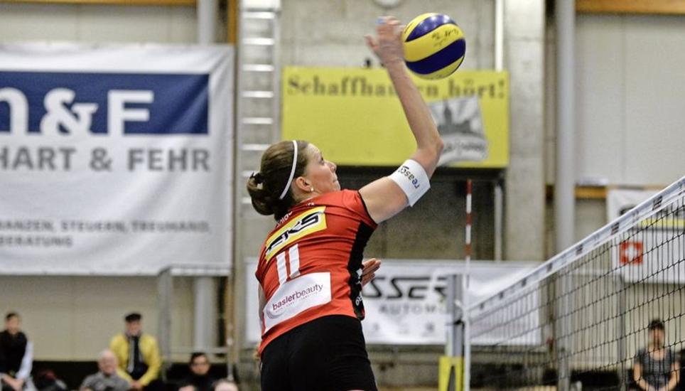 Kanti-Mittelblockerin Katerina Holaskova lanciert einen wuchtigen Angriff im Heimspiel gegen Köniz. Bild: Reinhard Standke