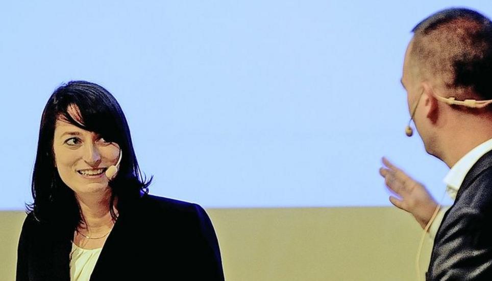 Berichtet als TV-Korrespondentin vom «grossartigen Kontinent mit grossartigen Menschen»: Karen Naundorf, vorgestellt von Moderator Matthias Wipf. Bild: Bruno Bührer