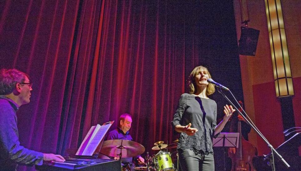 «Wir haben heute viele Specials», kündigte Bernie Ruch (Schlagzeug) die künstlerische Formation an: Thomas Silvestri (Piano), Barbara Balzan (Gesang) und Dominik Schürmann (Bass). Bild: Selwyn Hoffmann
