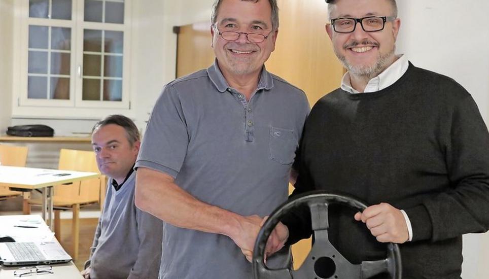Der abtretende Einwohnerratspräsident Kurt Stihl (im Bild links, SVP) übergibt seinem Nachfolger Marco Passafaro (SP) das Steuer für 2018. Bild: Rolf Hauser