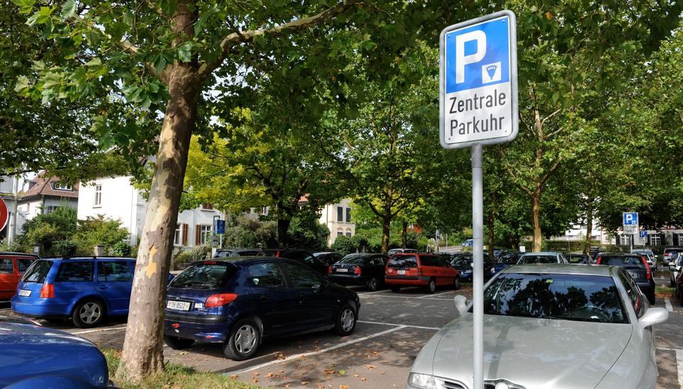 Pendler sollen ihre Autos künftig auf den gebührenpflichtigen Parkplätzen abstellen. Bild: Selwyn Hoffmann