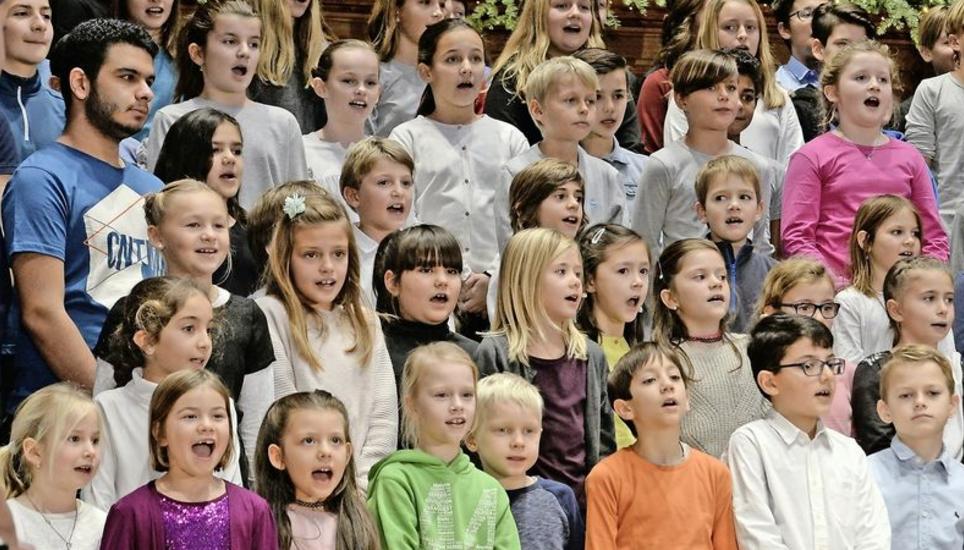 Die Kinder aus dem Primarschulhaus Silberberg in Thayngen sangen gestern beim Weihnachtskonzert der Schaffhauser Schulen aus voller Kehle. Bild: Selwyn Hoffmann