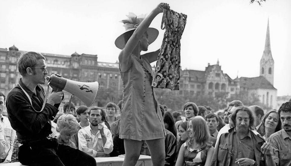 Protestveranstaltung der Frauenbewegung: Die Künstlerin Verena Voiret und der Künstler Dieter Meier versteigern am 5. Juli 1969 einen Minirock. Bild: Key