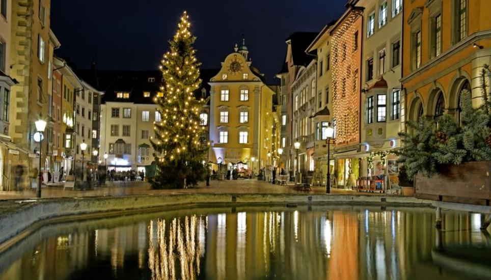 Lichter im Wasser am Mohrenbrunnen auf dem Fronwagplatz. Bild: Selwyn Hoffmann