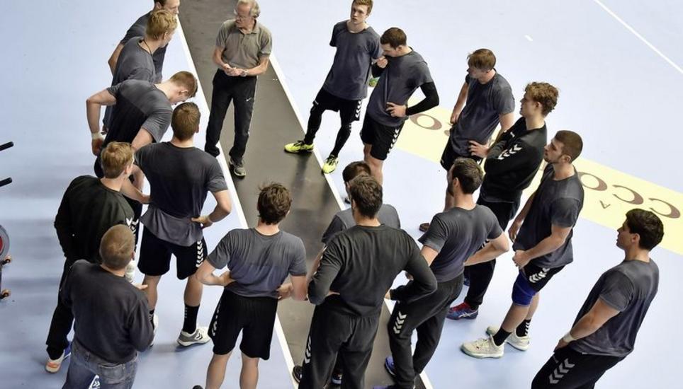Der neue Cheftrainer der Kadetten, Arno Ehret (Mitte), hat seine Mannschaft am Mittwoch erstmals betreut. Bild: H. C. Steinemann