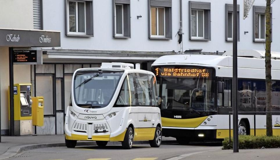 Anfang Dezember wurde der selbstfahrende Kleinbus erstmals im Strassenverkehr getestet. Ab Frühling soll das Fahrzeug Touristen an den Rheinfall fahren. Bild Saskia Baumgartner