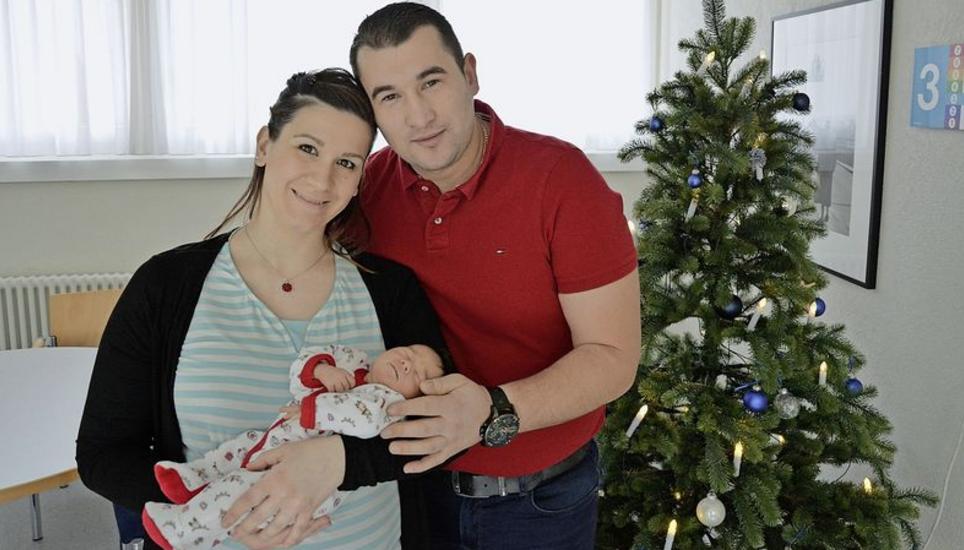 Die frischgebackenen Eltern Magdalena und Nue Spaqi mit Töchterchen Ana. Dass sie ein «Christkind» geworden ist, freut die beiden besonders. Bild: Kay Fehr