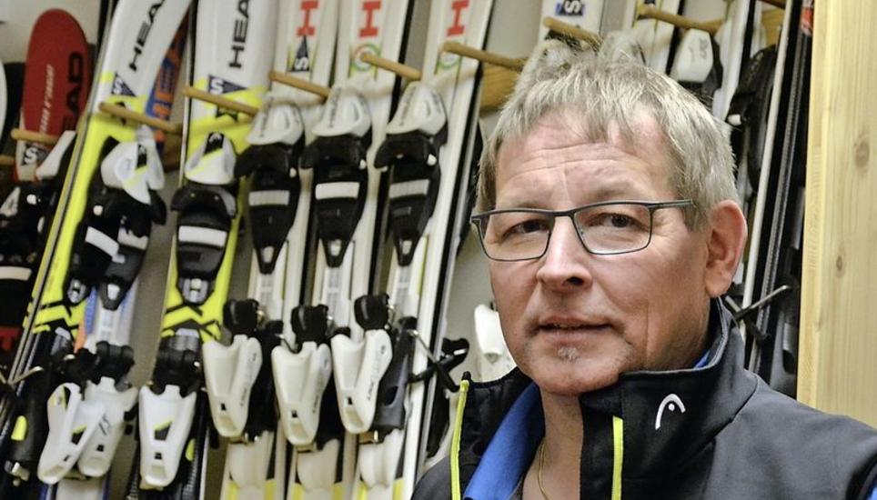 Seiner Leidenschaft, dem Warten von Skiern, geht Dieter Stamm schon seit 45 Jahren nach – und es macht ihm nach wie vor Freude. Bild: Eva Kunz