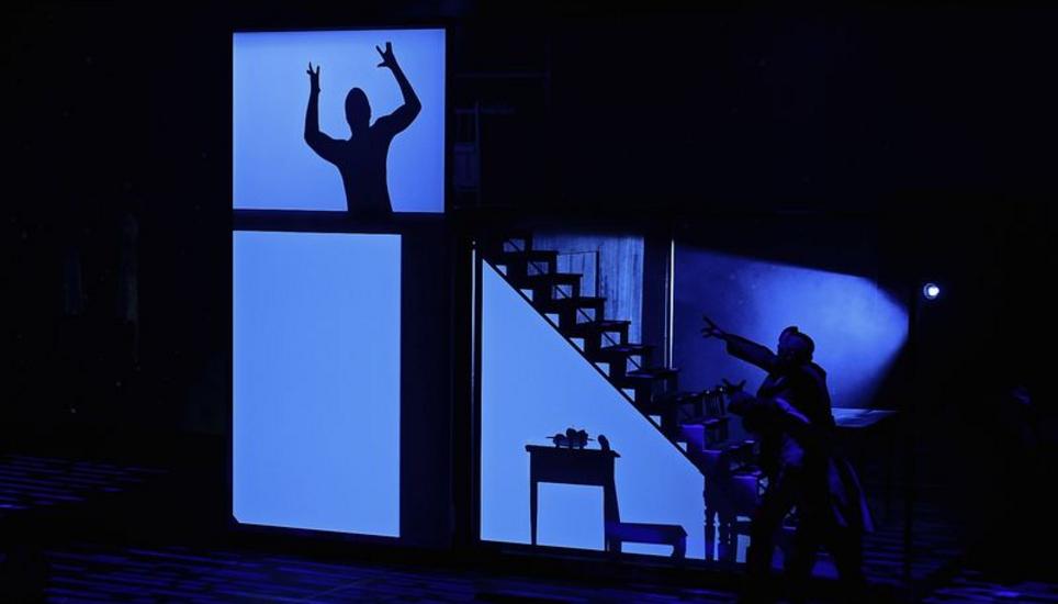 Ansprechende Bühnenshow, passende Musik und tolle Hauptdarsteller – es half alles nichts. Drei Viertel der Sitzplätze blieben beim Musical «Anna Göldi» in der SIG-Halle leer, was die Produktionsfirma in den Ruin trieb. Bild: Selwyn Hoffmann