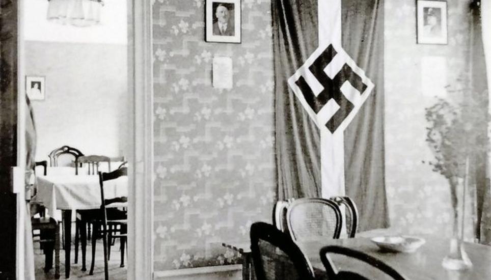 Das «Deutsche Heim» an der Fäsenstaubstrasse war mit einem Porträt Adolf Hitlers und der Hakenkreuzflagge bestückt. Bild: Bundesarchiv Bern