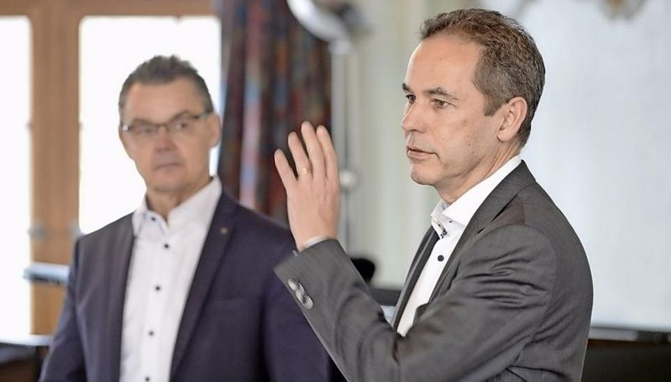 Rechtsanwalt Christoph Storrer und Peter Sticher, Erster Staatsanwalt (hinten), erläutert, wie in der Justiz mit Medien umgegangen wird. Bild: Zeno Geisseler