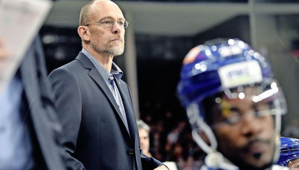 Alles im Blick: Der neue Cheftrainer der ZSC Lions, Hans Kossmann (links), hat sein Team bestens eingestellt. Gegen Lugano startete er mit einem 6:1-Kantersieg. Ein gelungener Einstand für den Trainer. Bild: Key