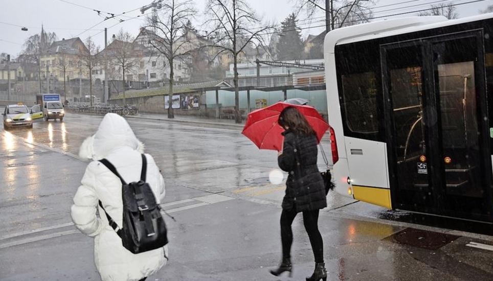 Morgens um elf Uhr war es an der Schaffhauser Bahnhofstrasse düster, es regnete heftig, und der WInd machte den Passanten mit Schirm zu schaffen. Bild: Tito Valchera