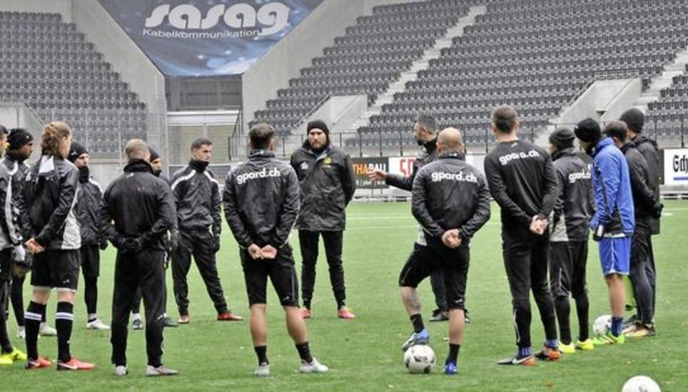 Willkommen: Trainer Boris Smiljanic (hinten rechts) begrüsst seine Spieler zum ersten Training im Jahre 2018. Bild: Daniel F. Koch