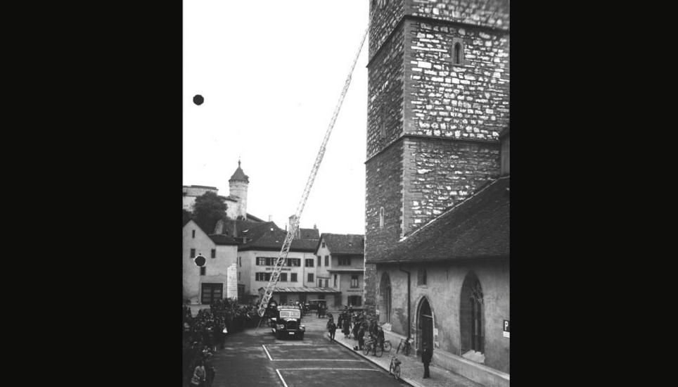 Die Autodrehleiter «Schenk» am Turm der Kirche St. Johann im Jahr 1932.