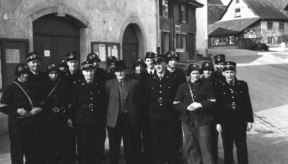 Bei einem Kaderkurs in Herblingen im Jahr 1955 posierten die Feuerwehrmänner vor der Kamera.