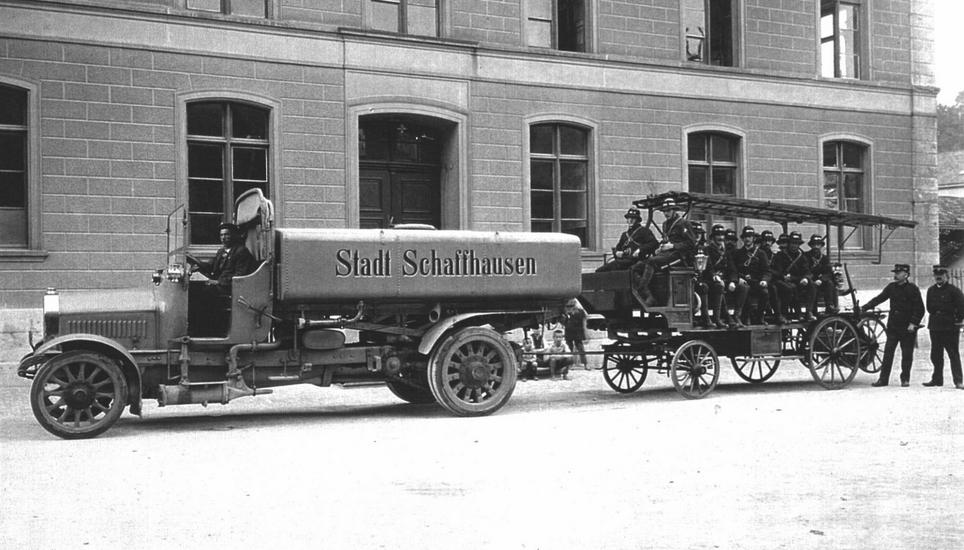 Das sieht heute etwas anders aus: Ein Löschfahrzeug mit Besatzung im Jahr 1922.
