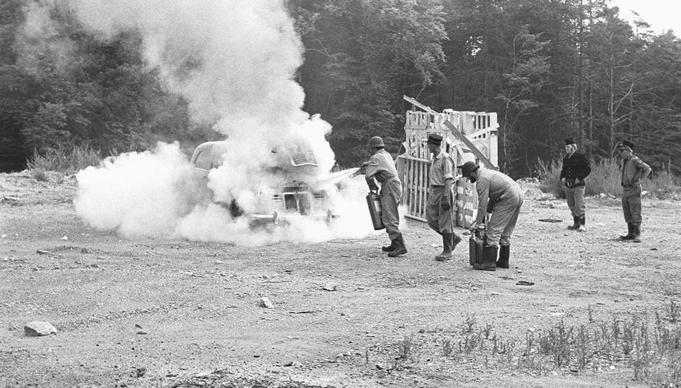 An einem Tag der offenen Tür im Jahr 1974 zeigte die Feuerwehr Schaffhausen ihre Arbeit den zahlreichen Zuschauern.