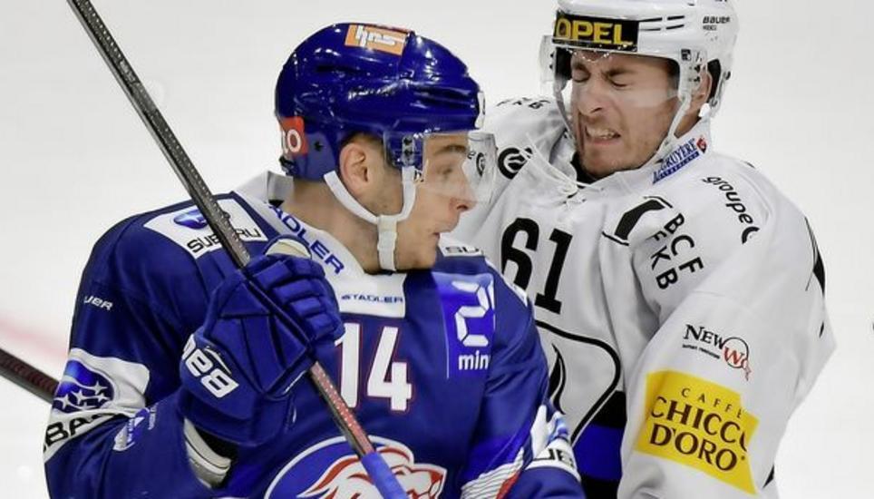 Harter Zweikämpfer: Fribourg-Verteidiger Lorenz Kienzle (r.) im Zweikampf mit dem ZSC-Stürmer Chris Baltisberger. bild Key