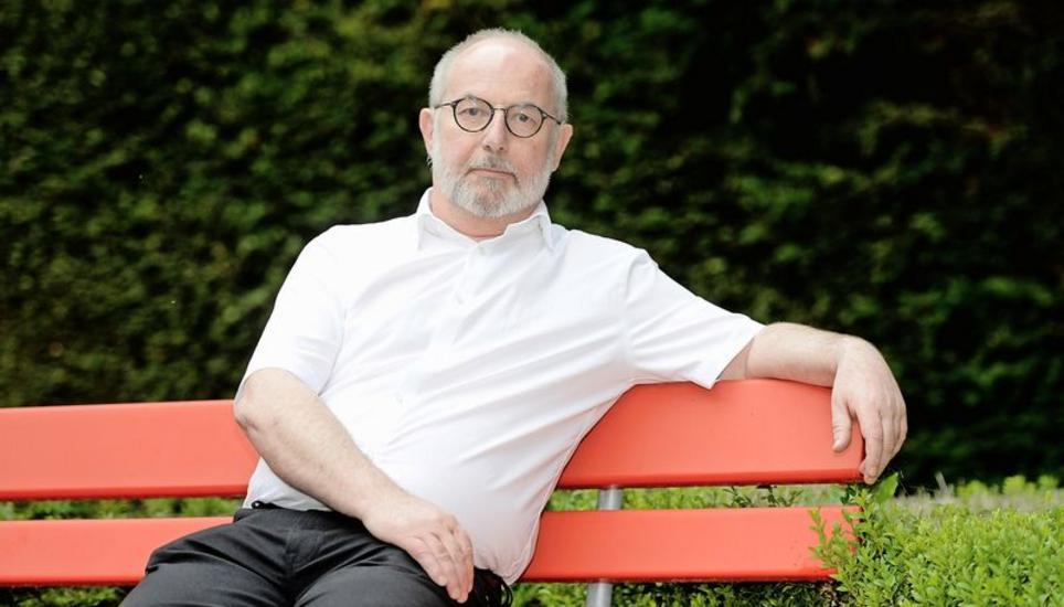 Der Schweizer Autor Thomas Hürlimann posiert anlässlich der Premiere des Freilichtspiels «Das Luftschiff» in Luzern. Bild: Key
