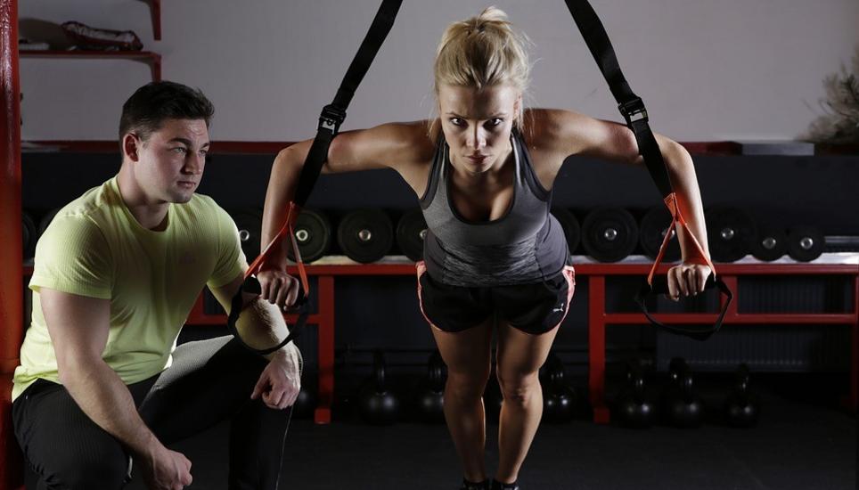 Im Fitnesstraining ist die Gefahr von Verletzungen relativ klein. Wichtig ist aber, dass die die Angestellten die Übungen und Trainingsmaschinen gut erklären. Bild: Pixabay