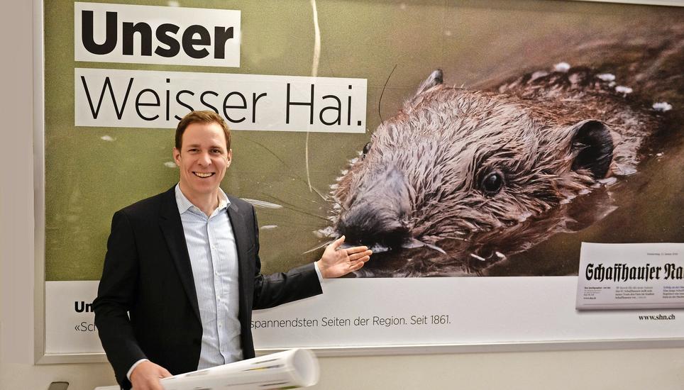 Der Verlagsleiter der «Schaffhauser Nachrichten» Stefan Wabel, erläutert die Philosphie hinter den Markanten Sujets der multimedialen Werbekampange zum Relaunch der Zeitung.