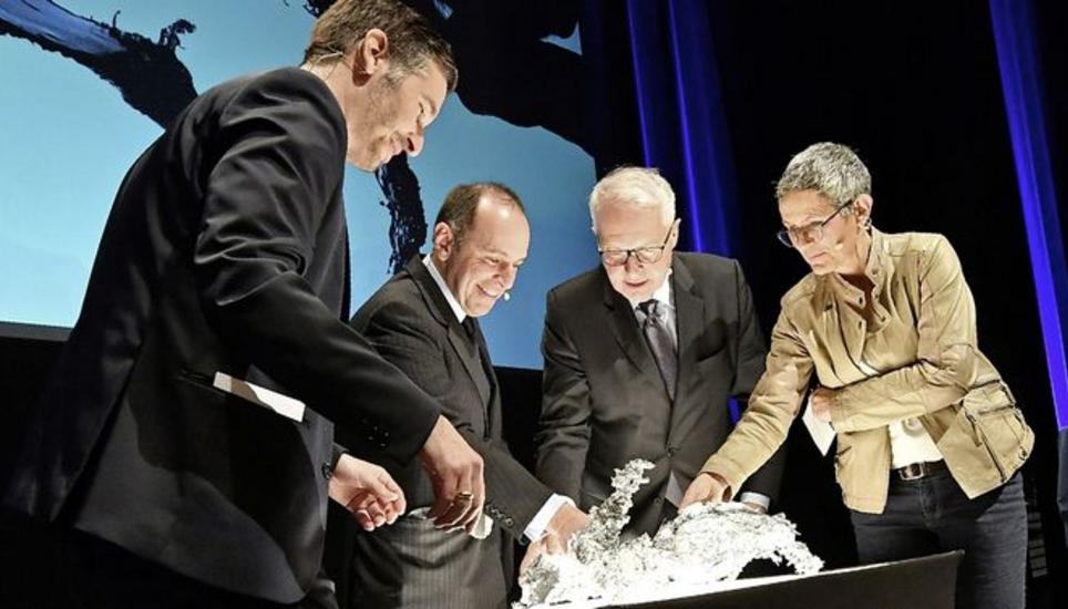 Blick in die Zukunft: Robin Blanck, Pietro Supino, Ruedi Matter und Susan Boos (v. l.) interpretieren ihre Bleifiguren. bild Michael Kessler