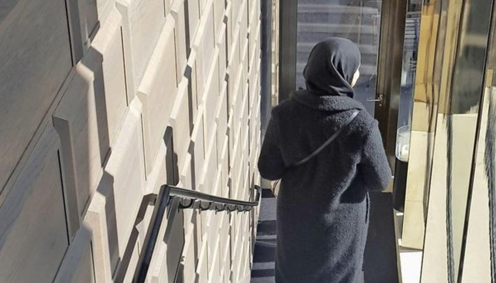 «Seit ich das Kopftuch trage, werde ich zu 99 Prozent auf Hochdeutsch oder Englisch angesprochen», sagt Sara. Bild: Anna Kappeler
