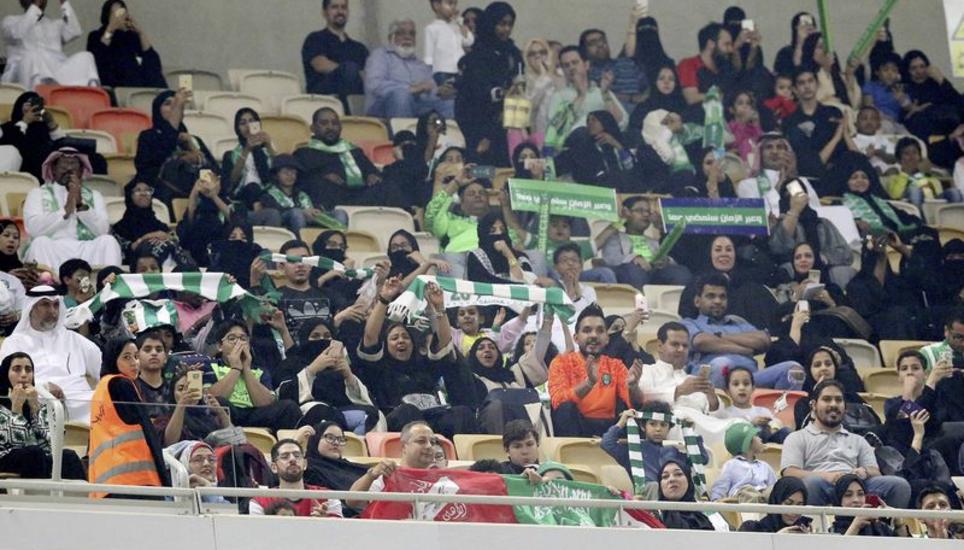 Beim Fussballspiel zwischen Al Ahli und Al Batin durften erstmals Frauen in Saudi-Arabien im Stadion zuschauen. Bild: Key