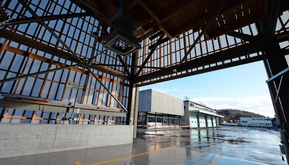 Pünktlich in Betrieb genommen: Blick aus der Salzsiloanlage auf das neue Mannschaftsgebäude und die neuen Tore der Lastwagen-Einstellhalle. Bild: Selwyn Hoffmann