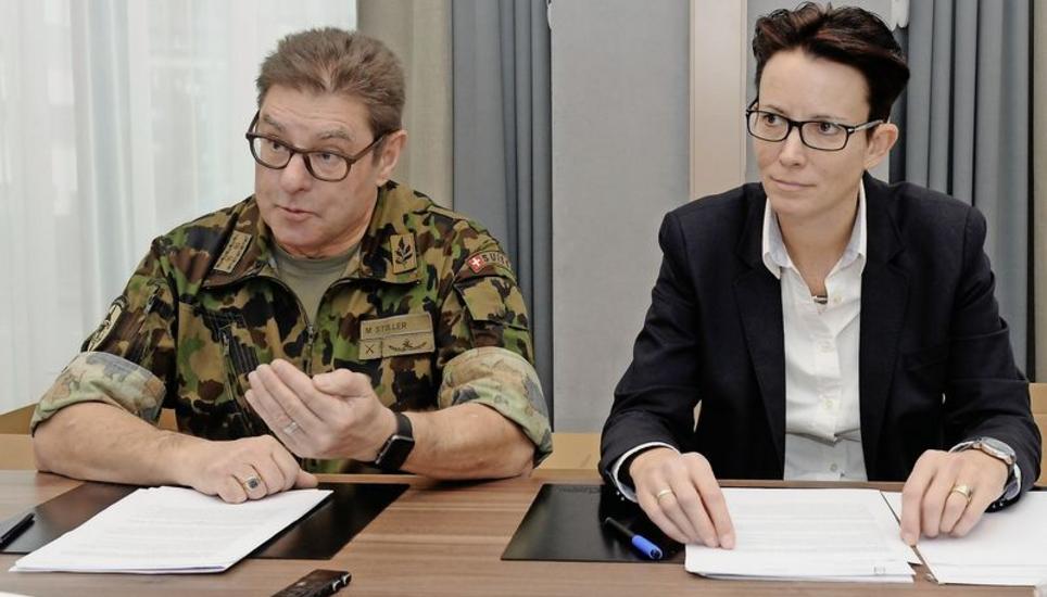 «Beim Schiessen trainiert man Disziplin, selbstverantwortliches Handeln und Augenmass», erklären Divisionär Melchior Stoller und Katrin Stucki vom VBS. Bild: Eric Bührer