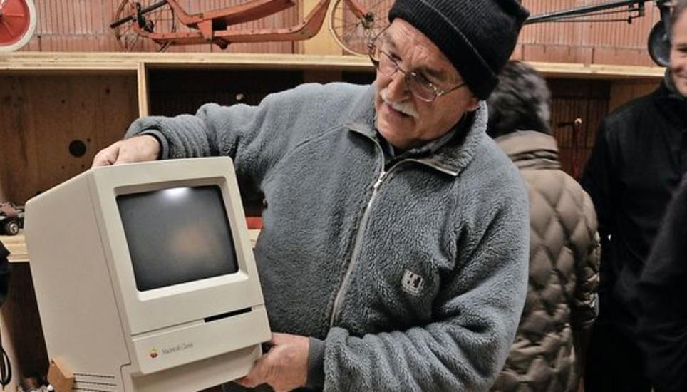 Sepp Schneider, der neue Obmann des Heimatkundlichen Archivs Andelfingen, zeigt auf einem Rundgang durch seine Sammlung ein Macintosh-Exemplar. BILD MARK GASSER
