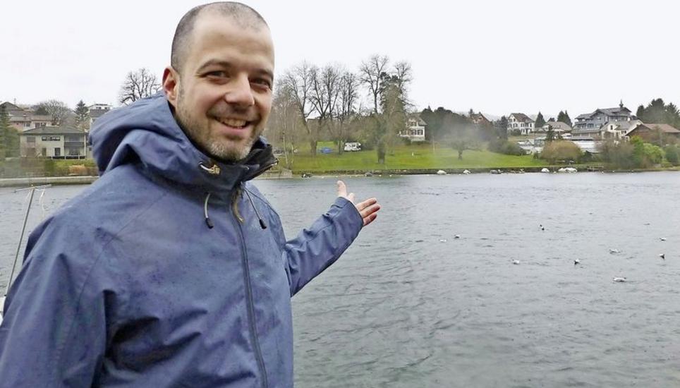 Abschussort des Steiner Feuerwerks bleibt zumindest 2018 noch die Espiwiese hinter Niels Müller. Bild: Darina Schweizer