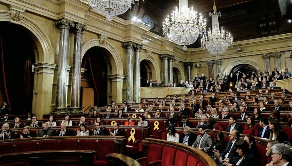 Gelbe Schleifen als Zeichen: In der konstituierenden Sitzung des katalonischen Parlaments in Barcelona waren nur 127 der insgesamt 135 Abgeordneten anwesend. Bild: KEY