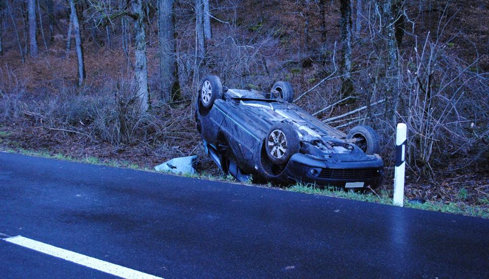 Das Auto kam auf dem Dach liegend zum Stillstand. Die 19-jährige Fahrerin zog sich leichte Verletzungen zu, am Auto entstand Totalschaden. Bild: shpol