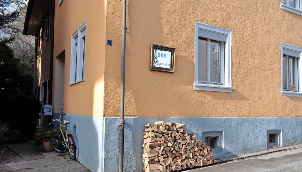 Airbnb-Betreiber im Kanton Schaffhausen müssen die Kurtaxe nicht mehr selbst bei ihren Gästen einziehen. Archivbild: Alfred Wüger