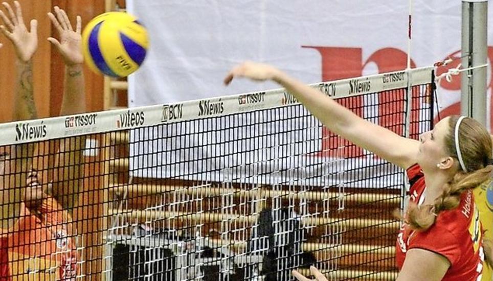 Im letzten Spiel in Neuenburg: Katerina Holaskova bei einem Angriff. Bild: R. Sta.