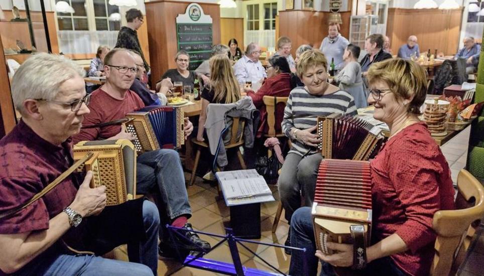 Haben Spass beim gemeinsamen Musizieren: (v. l.) Hausi Schlatter, Richi Oesch, Margrit Roschmann, Lydia Neuenschwander. Bild: Mike Kessler