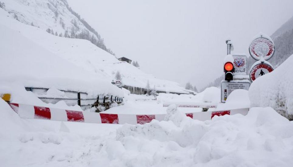 Wegen des starken Schneefalls ist sowohl die Strasse als auch die Bahn nach Zermatt gesperrt. Bild: Key