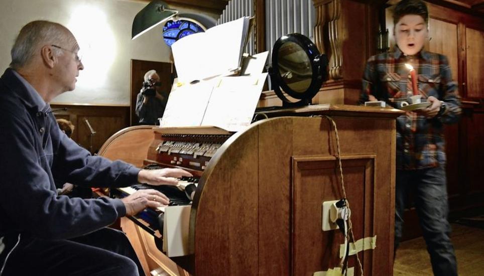 Laienorganist Peter P. Schmid und sein Assistent Noël Schwalt (r.) in Aktion, während Peter Weber (im Hintergrund) die Aufführung per Videokamera festhält. Bild: Mark Schiesser