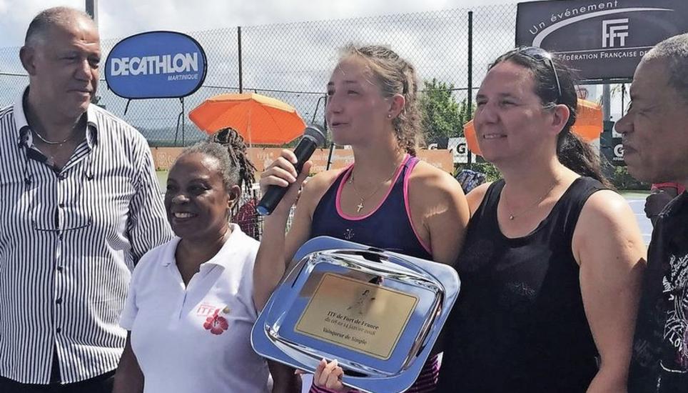 Leonie Küng bei ihrer Siegesrede auf Martinique, rechts Mutter Angelika. Bild: pd