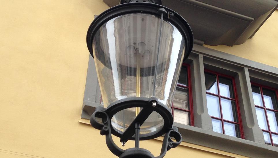Eine Gaslampe in der Vordergasse. Früher wurden diese noch von Hand «belichtet». Bild: Ralph Denzel