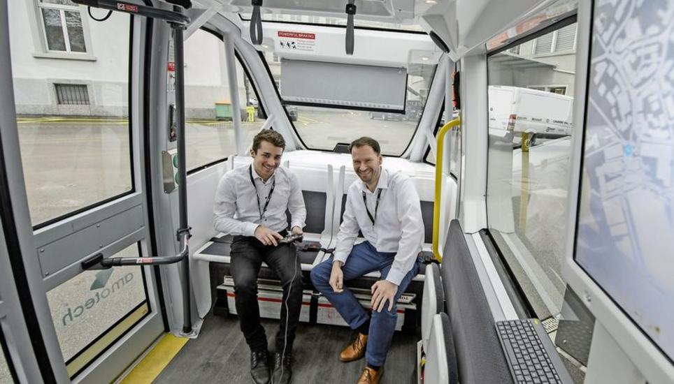 Tobias Vonarburg (l.) und Alexander Schulze von AMoTech im selbstfahrenden Bus. Bild: Selwyn Hoffmann