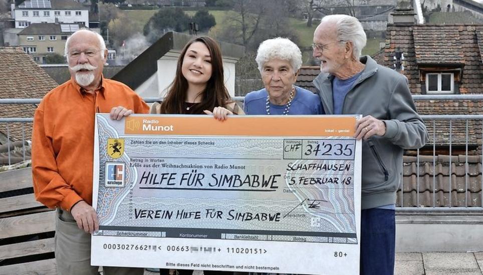 Kurt Werner, Aileen Azzola, Rita Aschwanden und Herbert Aschwanden (v. l.) mit dem symbolischen Scheck für das Muvonde-Spital in Simbabwe. Bild: Kay Fehr