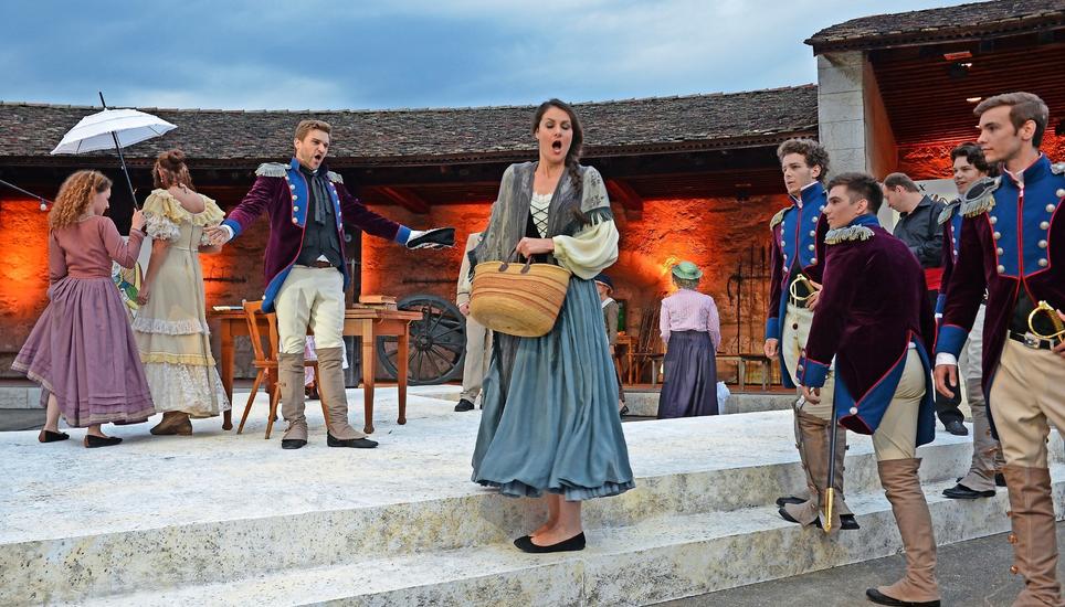 Ein Bild aus dem Sommer 2016: Mit «Carmen» wagten der Munotverein und der Dirigent Viktor Bockman das Opernexperiment erstmals. Im August kommt Puccinis bittersüsses Liebesdrama «La Bohème» auf den Munot. Archivbild: Selwyn Hoffmann