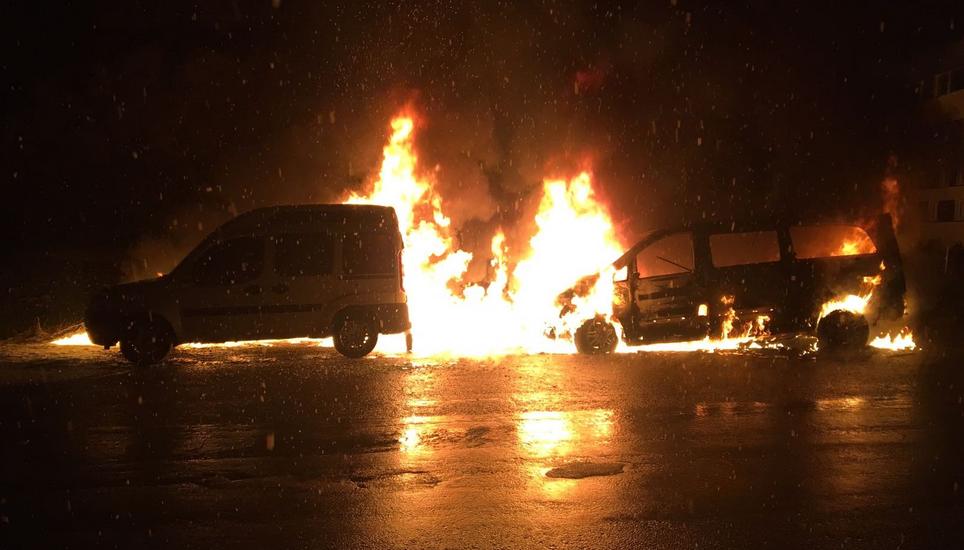 Beide Autos brannten komplett aus. Bild: shpol