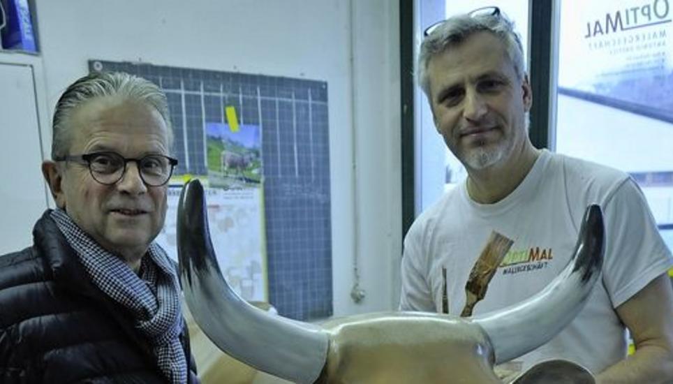 Ueli Wickli (l.), Antonio Orefice und die Hörner einer ganz speziellen Kuh. Bild: M. Gasser