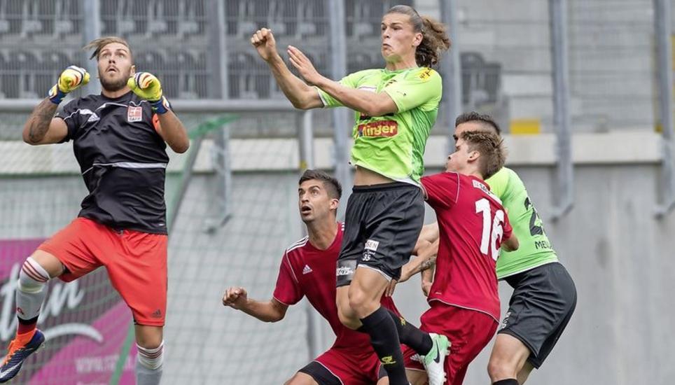 Noah Loosli (vorne, grünes Trikot) überzeugte als Innenverteidiger – und geht nun aber nach Lausanne. Bild: R. Albrecht